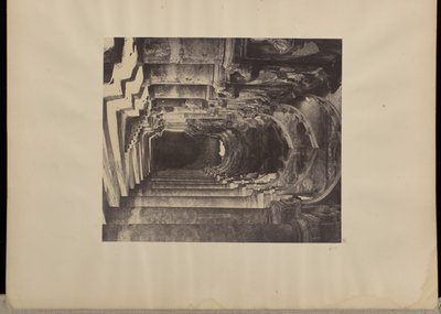 [Madura. [Trimul Naiks] palats, Vista i en arkad i Quadrangle. av Capt. Linnaeus Tripe