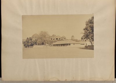 Madura. [Trimul Naiks] palats, med Mr Fischers skolhus i förgrunden. av Capt. Linnaeus Tripe
