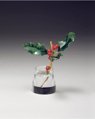 Holly spray i en avsmalnande vas, ca 1890 av Carl Fabergé