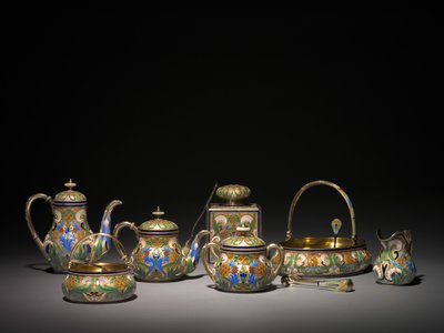 Varmvattenkanna, täckt sockerskål, tekaddy, tekanna, sockertång, citrongaffel, sockerkorg, kakkorg, gräddkanna, tesil och sockersikt, före 1896 och 1896-1906 av Carl Fabergé