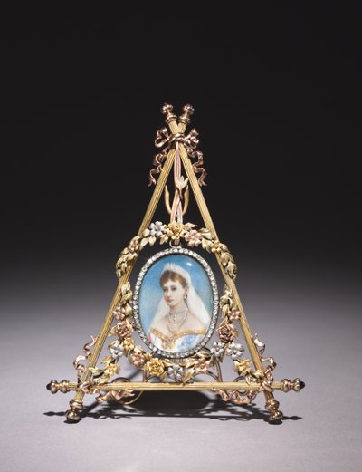 Triangulär ram med porträtt av tsarina Alexandra Feodorovna, 1896-1908 av Carl Fabergé