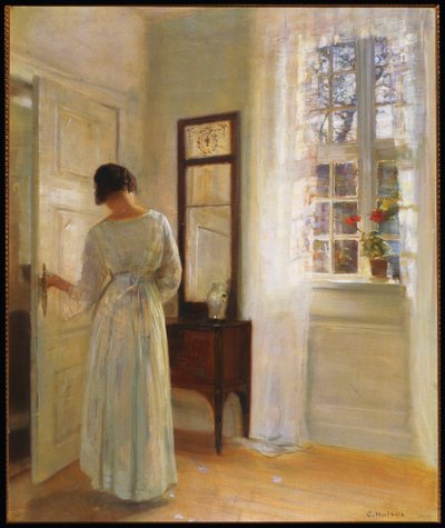 En dam som tittar i en spegel vid en öppen dörr (olja på duk) av Carl Holsoe