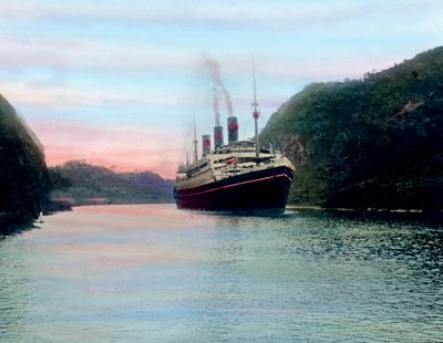 Ångfartyg passerar genom Panamakanalen, bilddatum: cirka 1920. Carl Simon-arkivet av Carl Simon