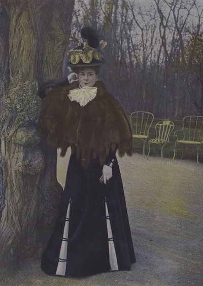 Kvinna i en park i Paris (färgfoto) av Carle de Mazibourg