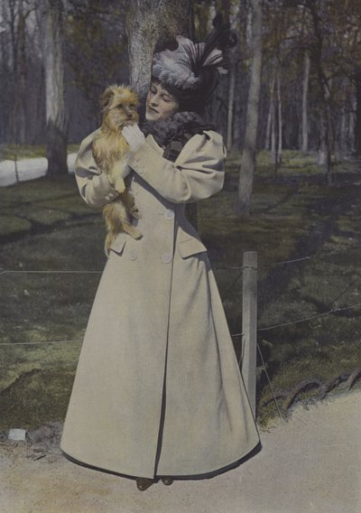 Kvinna i en park i Paris (färgfoto) av Carle de Mazibourg