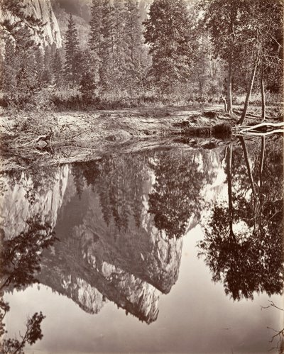 Spegelvy av de tre bröderna, Yosemite, ca. 1872, tryckt ca. 1876. av Carleton E. Watkins.