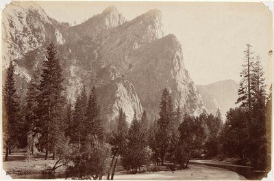De tre bröderna, 4 480 fot, Yosemite Valley av Carleton E. Watkins