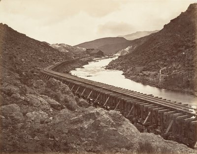 Eureka Quartz Mill and Flume, Nevada, 1875, tryckt ca. 1876. av Carleton Emmons Watkins