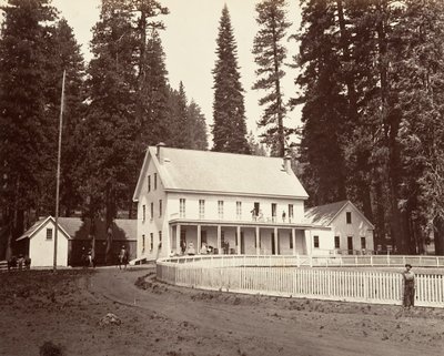 Mammoth Grove Hotel, ca. 1872, tryckt ca. 1876. av Carleton Emmons Watkins