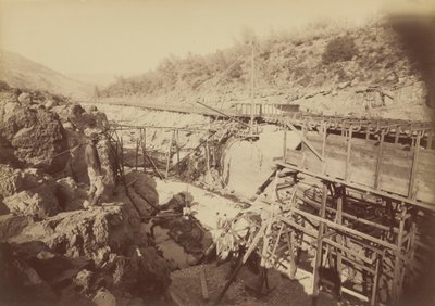 Insättning i hiss, Golden Feather, Oroville,1891 (foto) av Carleton Emmons Watkins