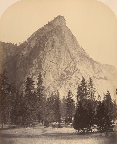 Tre bröder, framifrån, 4480 fot, 1861. av Carleton Emmons Watkins