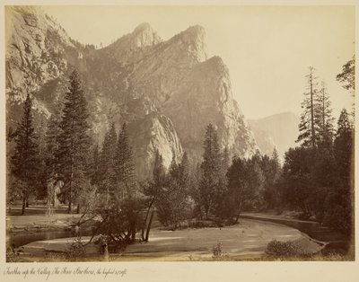 Längre upp i dalen. De tre bröderna, den högsta, 3 830 fot. av Carleton Watkins