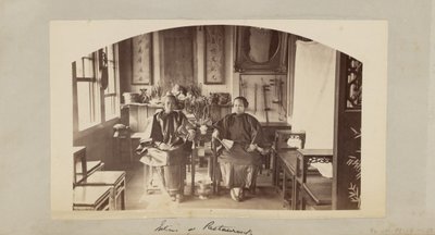 Interiör i restaurang [Chinatown, San Francisco] av Carleton Watkins