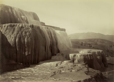 [Minervaterrasserna, Mammoth Hot Springs nationalpark] av Carleton Watkins