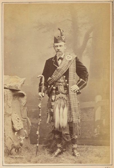 Porträtt av en man i skotsk dräkt av Carleton Watkins