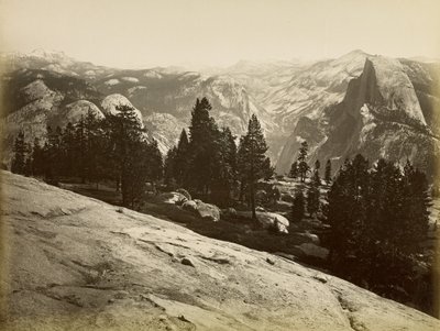 Kupolklipporna, sedda från Sentinel Dome, Yosemite av Carleton Watkins