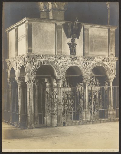 Milano - S. Ambrogio-basilikan - kristen ambo och sarkofag från 600-talet av Carlo Brogi