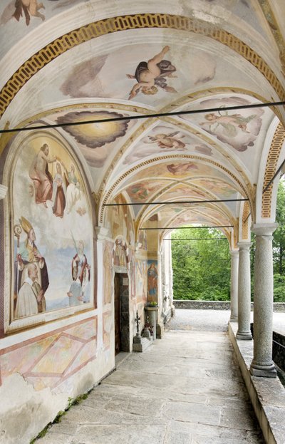 Utsikt över fresker och portik, kyrkan Santi Nazaro e Celso, Lanzo D