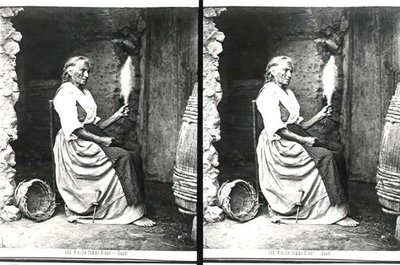 Old Woman Spinning, Capri, ca 1865 (s/v foto) av Carlo Naya