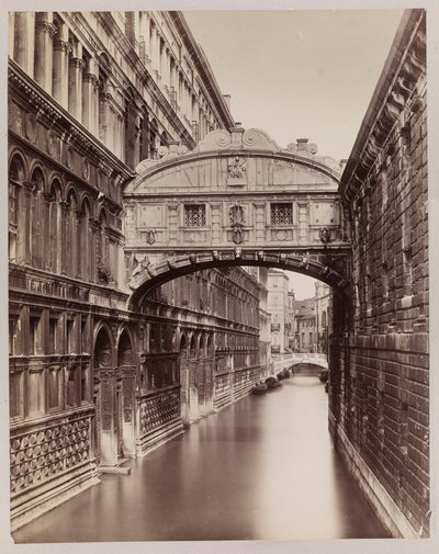Venedig. Utsikt över Ponte dei Sospiri (Suckarnas bro) sedd från Ponte della Paglia av Carlo Naya