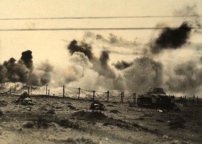 WWII: Tyska soldater avancerar mot brittiska linjer i Tobruch, Libyen (s/v foto) av Carlo Salvatori
