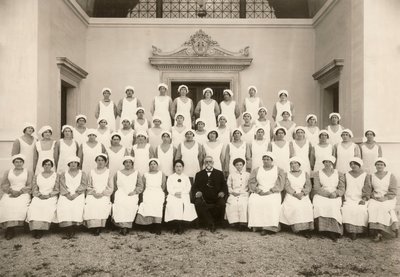 Gruppfoto av en psykiatrisk sjuksköterska under första världskriget av Carlo Wulz