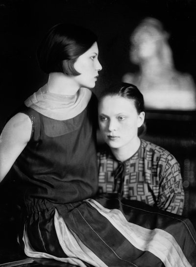Porträtt av Wanda och Marion Wulz, Trieste, ca 1920 (glasplatta) av Carlo Wulz