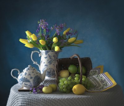 Vårens tulpaner och färsk frukt av Catherine Wang