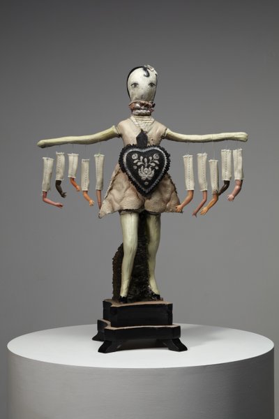 Black Heart, 2013 (trä, lera, tyg, färg, dockdelar) av Cathie Pilkington