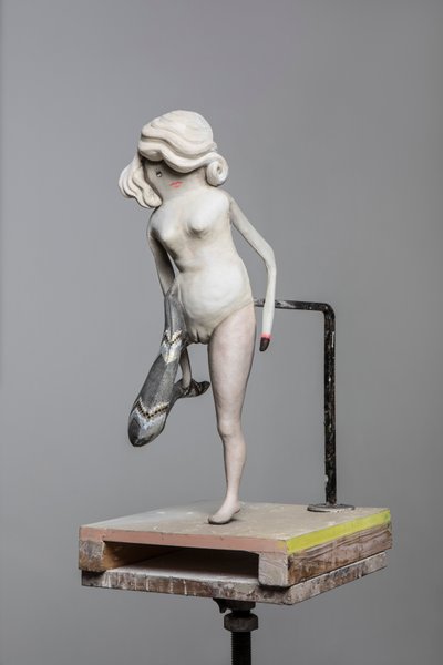 Degas Doll 2, 2017 (målad harts, stål, trä) av Cathie Pilkington