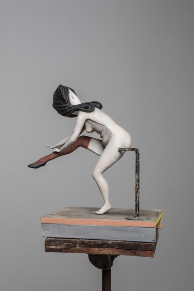 Degas Doll 5, 2017 (målad harts, stål, trä) av Cathie Pilkington