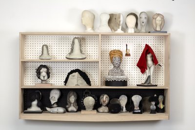 Head Case, 2016 (gips, trä, läder, filt, tuschpenna, oljefärg, tyg, speglar, hålskiva, MDF) av Cathie Pilkington
