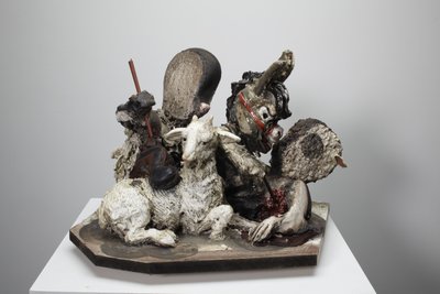 Help Is On Its Way, 2010 (trä, gips, lera, tyg, färg) av Cathie Pilkington