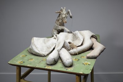 Mother, 2010 (trä, filt, halm, lera, linoleum, stål, färg) av Cathie Pilkington