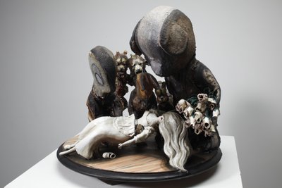 Snövit, 2010 (trä, lino, gips, lera, tyg, färg) av Cathie Pilkington