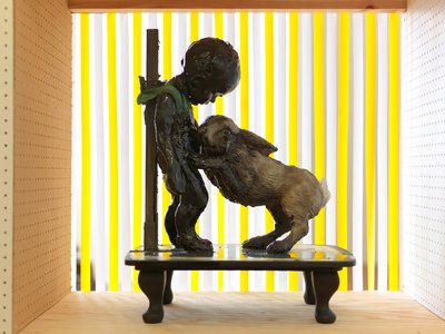 The Wonderful Story of the Tar Baby, 2010 (trä, lera, tyg, färg) av Cathie Pilkington