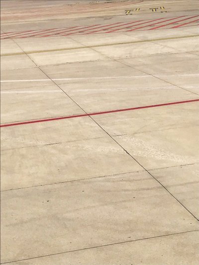 Sammansättning - Tarmac, 2019 (foto) av Cécile Jamet
