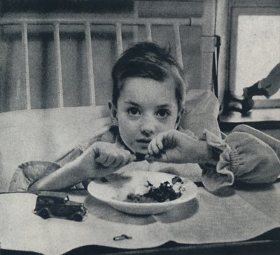 Ett litet barn som lätt drar andan, och känner sitt liv i varje lem, vad ska det veta av Cecil Beaton