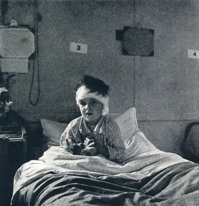 Ett litet barn som lätt drar andan, och känner sitt liv i varje lem, vad ska det veta av Cecil Beaton