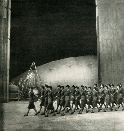 På ett ballongcenter, c1943. av Cecil Beaton