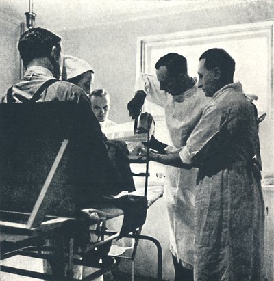 Konvalescentsjukhuset - Skadad fotled, 1941 av Cecil Beaton