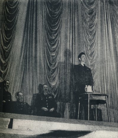 Flight Lt. J. Nicholson, V.C., betonar vikten av disciplin för kadetter, 1941 av Cecil Beaton