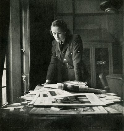 I läsesalen, c1943. av Cecil Beaton