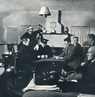 Nattvakt: Brandkåren slappnar av, 1941 av Cecil Beaton