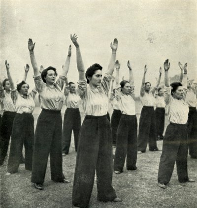 Fysisk träning vid en rekrytdepå, c1943. av Cecil Beaton