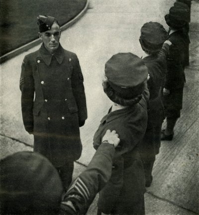 R.A.F. Sergeant Drills Airwomen, c1943. av Cecil Beaton