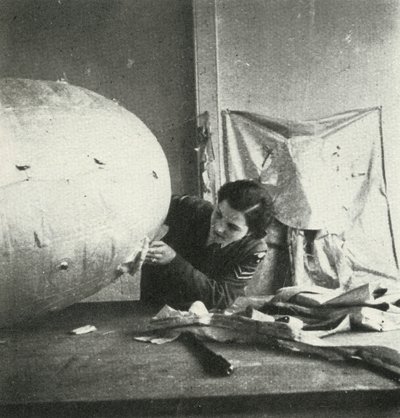 Reparera barrageballonger, c1943. av Cecil Beaton