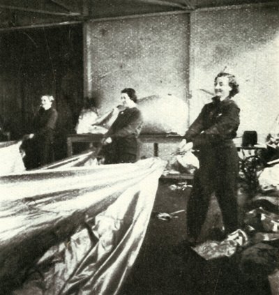 Reparera barrageballonger, c1943. av Cecil Beaton