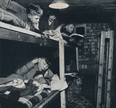 Skolpojkhem, 1941 av Cecil Beaton