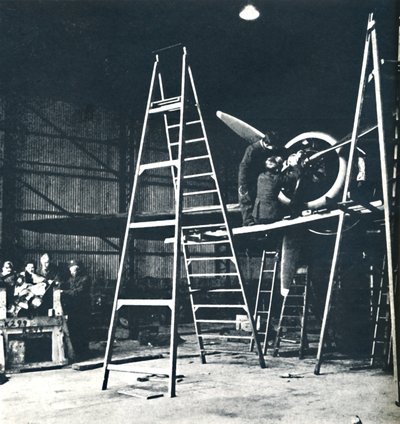 Markpersonalens arbete är aldrig klart, 1941 av Cecil Beaton